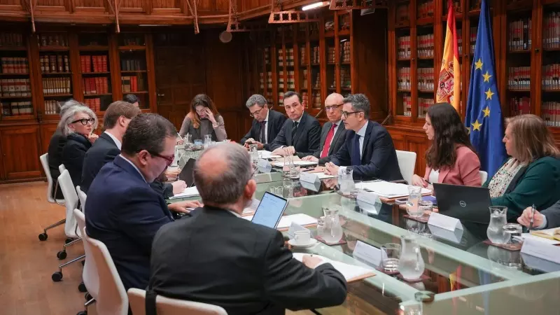 El ministro de Presidencia y Justicia, Félix Bolaños, este jueves con los integrantes de la Comisión de Venecia que se han trasladado a España para elaborar un informe sobre la amnistía.