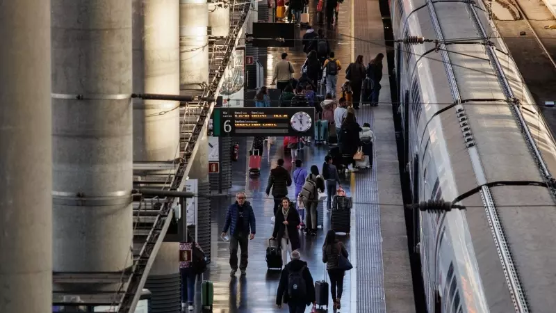 Varias personas caminan por la estación de tren de Atocha, en Madrid, a 22 de diciembre de 2023.