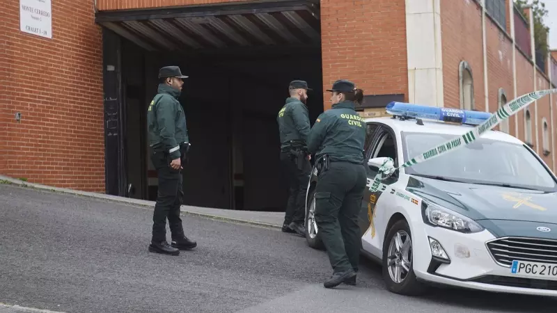 Un coche de la Guardia Civil frente a la vivienda donde han hallado el cuerpo sin vida de una mujer, a 8 de febrero de 2024, en Castro Urdiales, Cantabria.