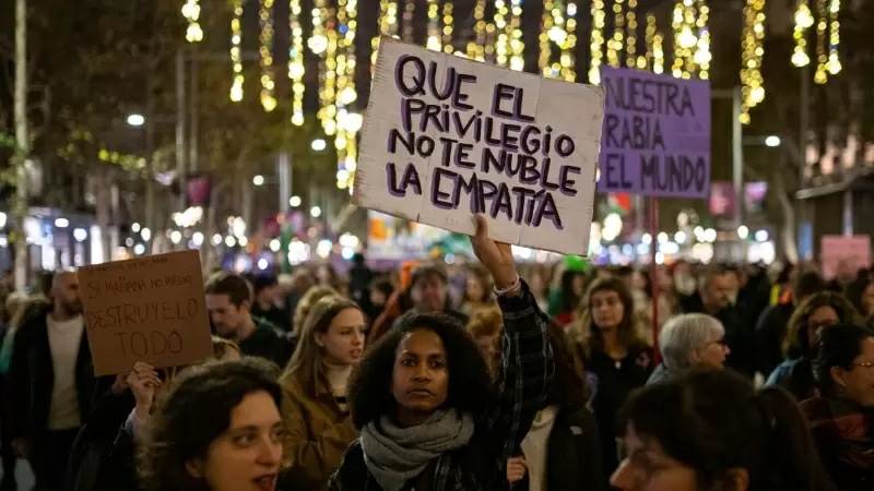 Decenas de personas portan carteles, durante una manifestación por el 25N, a 25 de noviembre de 2023, en Barcelona, Catalunya (España).