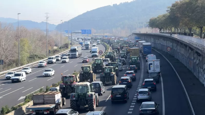 L'A2 a Sant Andreu de la Barca col·lapsada per una marxa lenta de tractors, 7 de febrer de 2024.