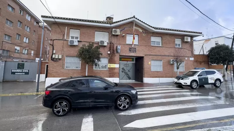 Exterior de la comandancia de la Guardia Civil de Barbate (Cádiz), con las banderas a media asta, este sábado 10 de febrero de 2024.