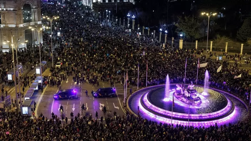 Miles de mujeres en la plaza de Cibeles durante una manifestación convocada por la Comisión 8M, por el 8M, Día Internacional de la Mujer, a 8 de marzo de marzo de 2023, en Madrid (España).