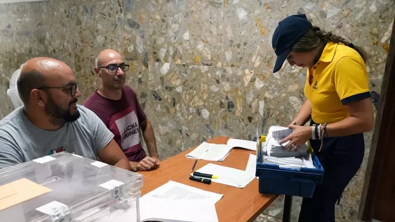 12/02/2024 Un cartero llega al colegio electoral con el voto por correo correspondiente durante las elecciones generales, a 23 de julio de 2023, en Málaga (España).