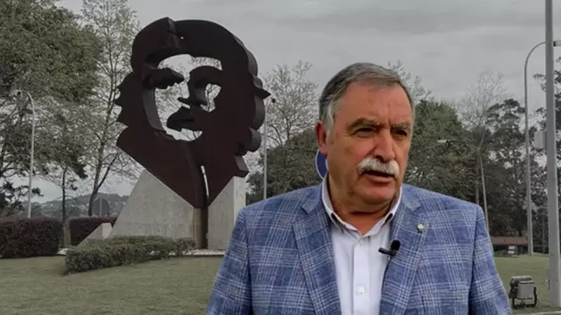 12/2/24 Fotomontaje con el alcalde de Oleiros, Ángel García Seoane, y la estatua en homenaje a Ché Guevara en el municipio