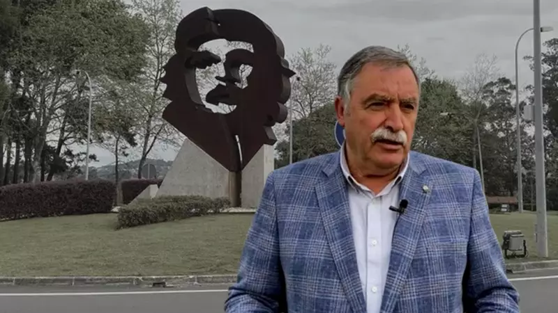 12/2/24 Fotomontaje con el alcalde de Oleiros, Ángel García Seoane, y la estatua en homenaje a Ché Guevara en el municipio