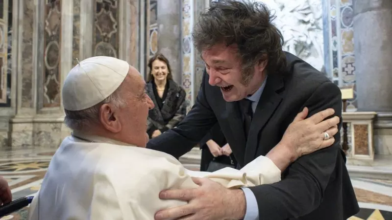 El presidente de Argentina, Javier Milei, abraza al papa Francisco durante la misa para canonizar a María Antonia de Paz y Figueroa en el Vaticano.