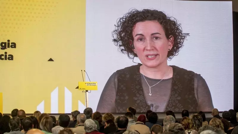 La secretaria general de ERC, Marta Rovira, interviene de manera telemática durante el congreso de ERC, en la Fira de Lleida, a 28 de enero de 2023, en Lleida.