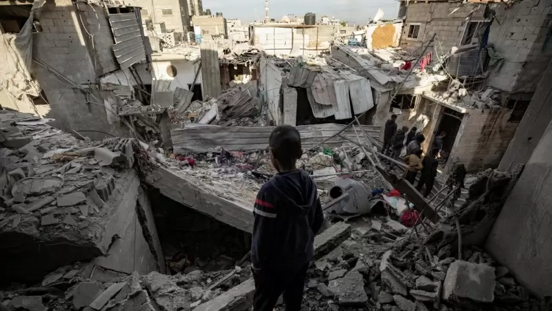 Un niño observa una zona destruida tras un ataque aéreo israelí contra el campo de refugiados de Rafah, en el sur de la Franja de Gaza, a 12 de febrero de 2024.