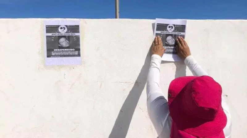 13-2-24 - Ceci Flores, de la asociación Madres Buscadoras de Sonora, colocando carteles con caras de desaparecidos en el estado de Sonora.