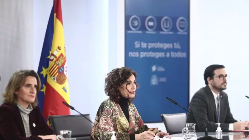 El exministro de Consumo, Alberto Garzón, junto a las actuales vicepresidentas María Jesús Montero y Teresa Ribera en una rueda de prensa ofrecida en Moncloa en enero de 2021.