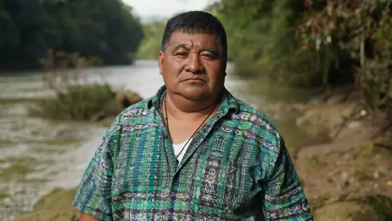 Bernardo Caal Xol posa junto al río sagrado Cahabón, afectado por un proyecto hidroeléctrico.