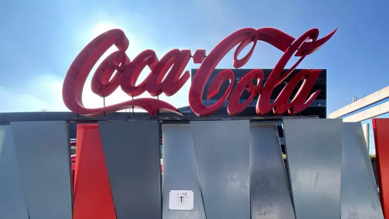 Logotipo de Coca-Cola a las puertas de su sede en la calle de la Ribera del Loira, Madrid.