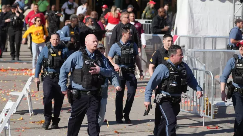 Policías responden ante los avisos de tiroteo durante el desfile de celebración de la Super Bowl, en Kansas City (EEUU), a 14 de febrero de 2024.