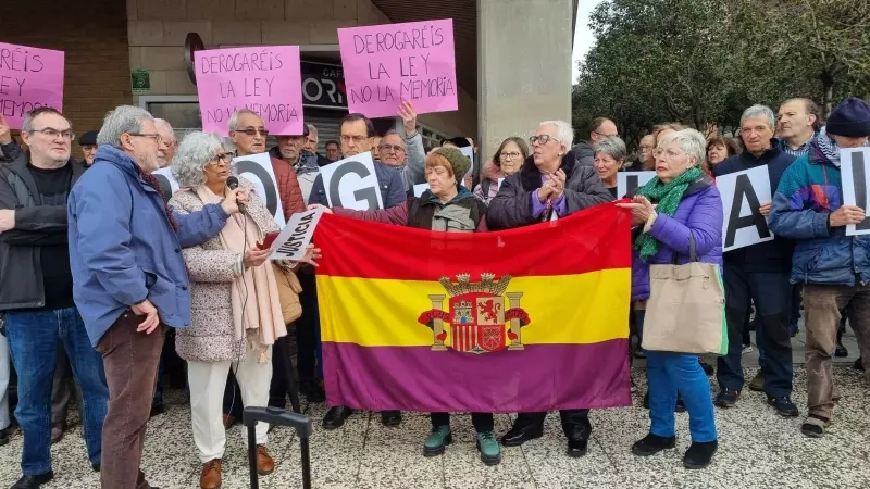 Decenas de personas protestan en la puerta de las Cortes de Aragón contra la derogación de la Ley de Memoria de Democrática.