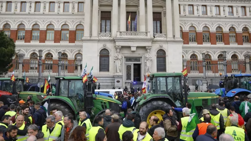 Concentración de agricultores ante el Ministerio de Agricultura, Pesca y Alimentación, en Madrid, a 15 de febrero de 2023.