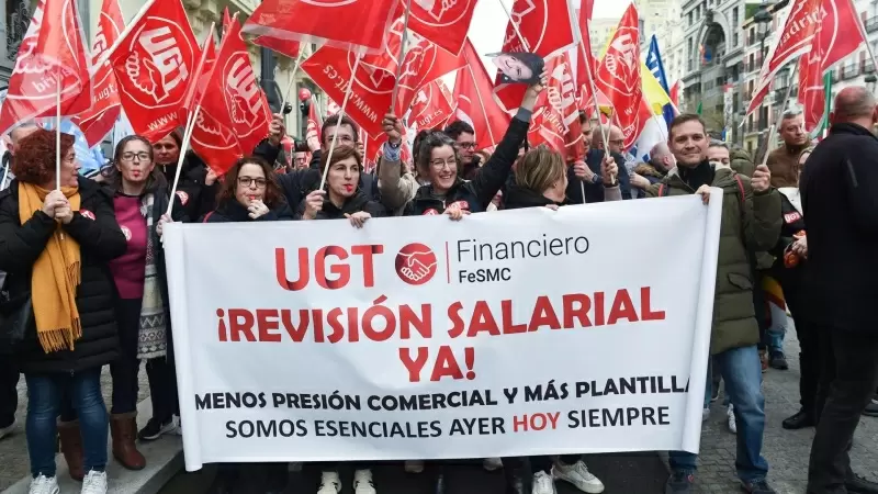 Empleados de banca durante una manifestación para exigir mejores salarios, a 8 de febrero de 2024, en Madrid.