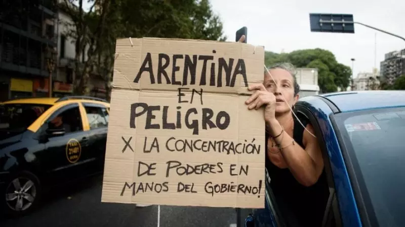Parte de la población argentina protesta en las calles contra Javier Milei, en Buenos Aires, a 7 de febrero de 2023.