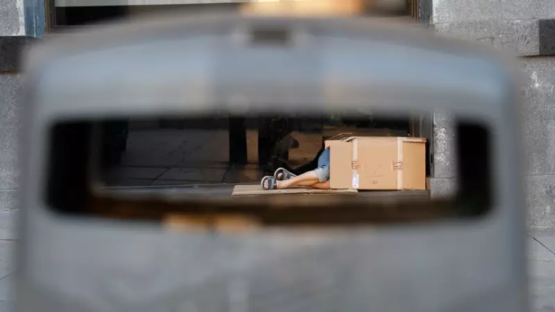 15/2/24 - Imagen de archivo de una persona sin hogar durmiendo en la plaza de Callao, en Madrid.