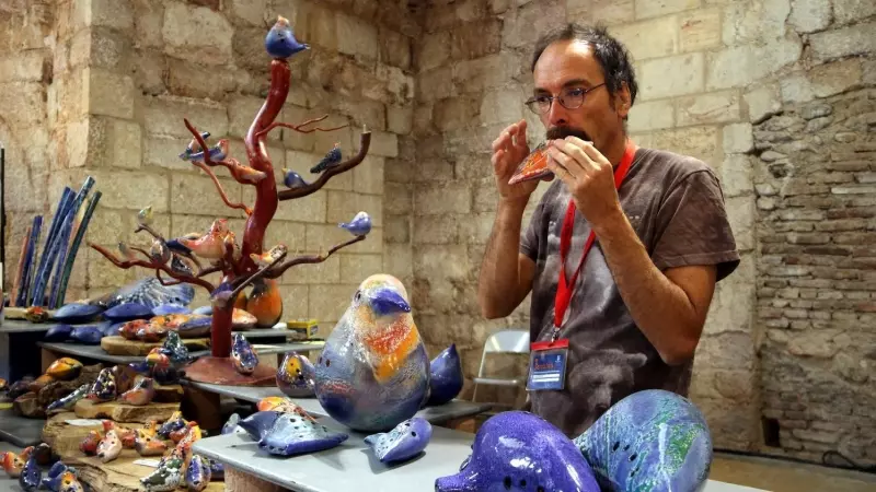 Pla  mitjà d'uns dels ceramistes tocant un instrument fet amb ceràmica en la 17a edició de Terrània, el Festival Internacional de Ceràmica, a Montblanc