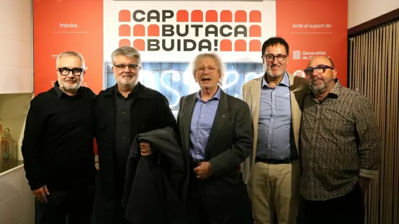 Els còmics Fel Faixedas i Carles Xuriguera flanquegen el periodista Xavier Grasset, l'editor de 'Time Out', Eduard Voltas, i el vicepresident d'ADETCA, Toni Albadalejo, en l'inici del 'compte enrere' de 'Cap Butaca Buida'