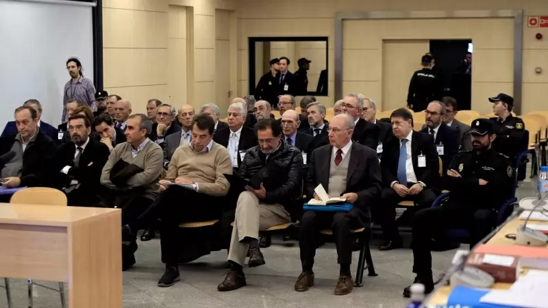 Fotografía de noviembre de 2018 de Rodrigo Rato, expresidente de Bankia, junto al resto de los procesados, en la primera sesión del juicio en la Audiencia Nacional por la salida a Bolsa de la entidad en julio de 2011.