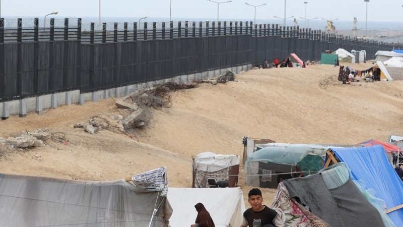 Un improvisado campamento de palestinos junto a la frontera con Egipto, al sur de la Franja de Gaza. REUTERS/Ibraheem Abu Mustafa