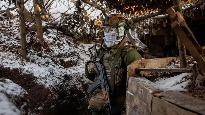 Un militar ucraniano se encuentra en su posición en una trinchera en una línea de frente en la frontera con Rusia.