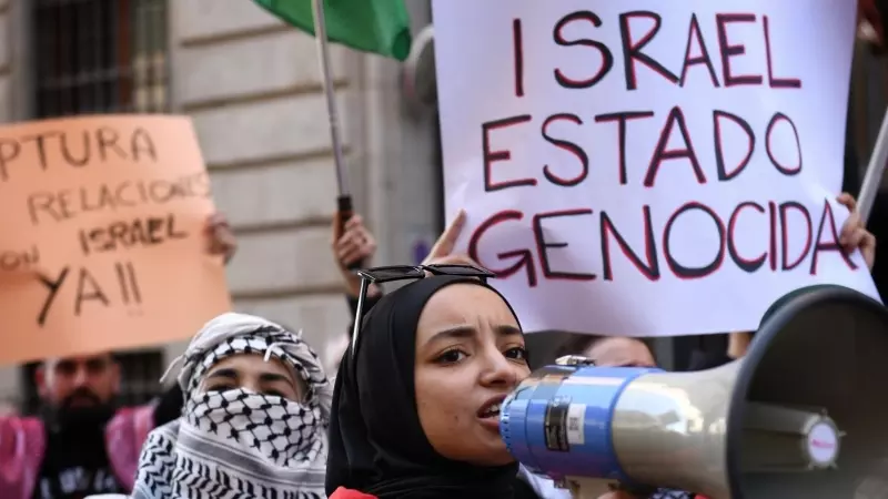 Varias personas durante la manifestación en apoyo a Palestina, el 17 de febrero de 2024, en Madrid (España).