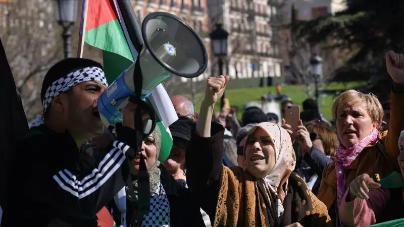 Varias personas durante una manifestación en apoyo a Palestina, el 17 de febrero de 2024, en Madrid (España).