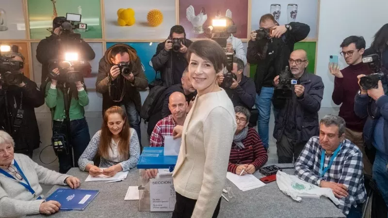 La candidata del Bloque Nacionalista Galego (BNG) a la presidencia de la Xunta, Ana Pontón, ejerce su derecho a voto, en el Centro Galego de Arte Contemporáneo (CGAC) en Santiago de Compostela (A Coruña).