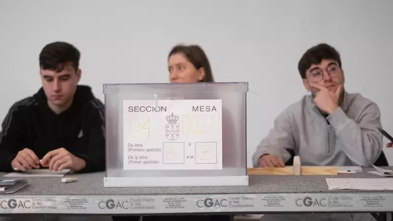 Una mesa electoral, en el Centro Galego de Arte Contemporáneo (CGAC), el 18 de febrero de 2024, en Santiago de Compostela (A Coruña).
