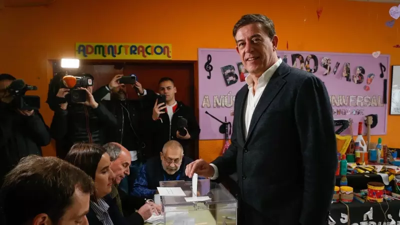 El candidato del PSdeG a la Xunta de Galicia, José Ramón Gómez Besteiro, ejerce su derecho a voto, en el CEIP Rosalía de Castro, el 18 de febrero de 2024, en Lugo (Galicia).