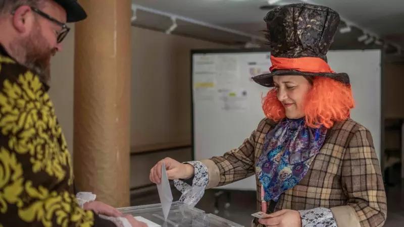 Una persona disfrazada vota en un colegio electoral en Xinzo de Limia (Ourense)