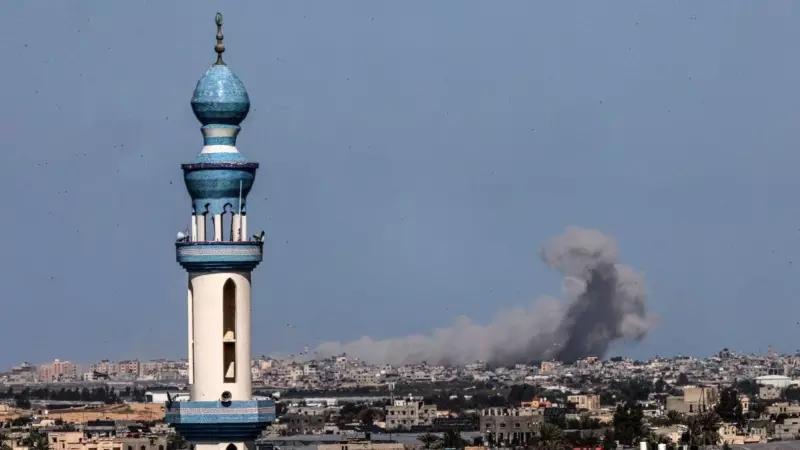 Esta fotografía tomada desde Rafah muestra un ataque sobre Jan Yunis, al sur de la Franja de Gaza, a 15 de febrero de 2024.
