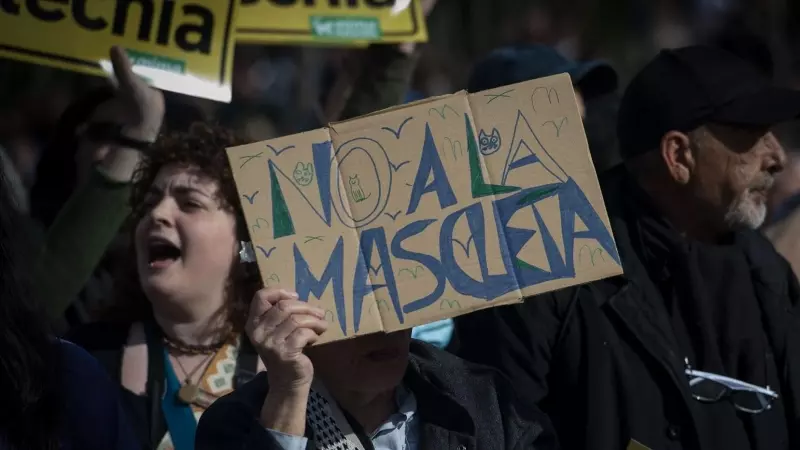 Varias personas protestan durante una manifestación contra la celebración de la mascletá madrileña, en el Puente del Rey de Madrid Río, el 18 de febrero de 2024, en Madrid (España).