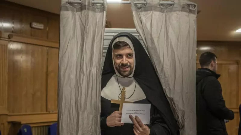 En la imagen, una persona disfrazada vota en un colegio electoral en Xinzo de Limia (Ourense), a 18 de febrero de 2024.