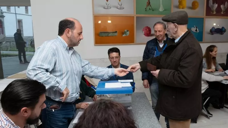 Un hombre ejerce su derecho a voto, en el Centro Galego de Arte Contemporáneo (CGAC), a 18 de febrero de 2024, en Santiago de Compostela.