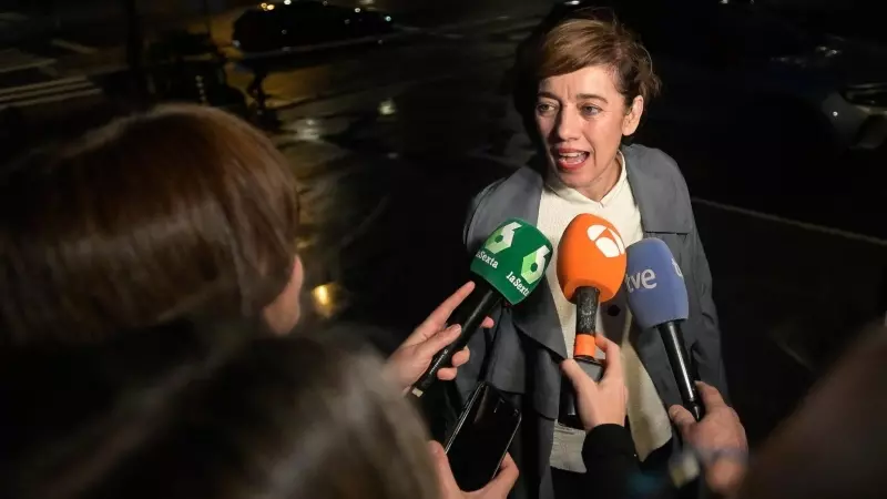 La candidata de Sumar a la Presidencia de la Xunta, Marta Lois, atiende a los medios durante el seguimiento de la jornada electoral, a 18 de febrero de 2024, en Santiago de Compostela.