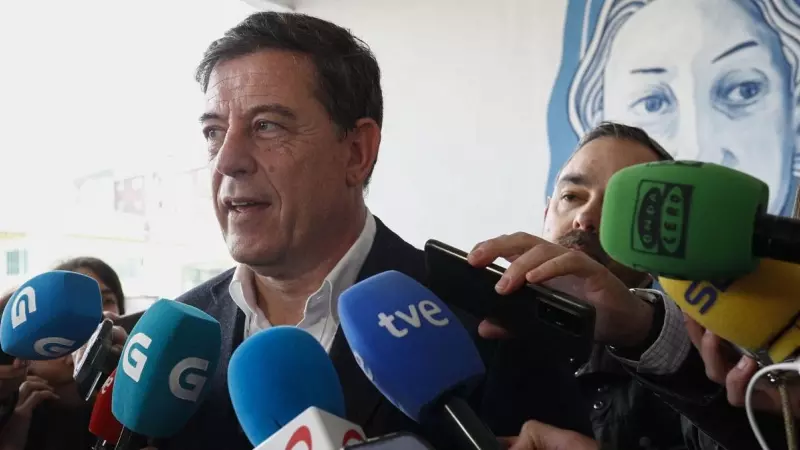 El candidato del PSdeG a la Presidencia de la Xunta, José Ramón Gómez Besteiro, se dirige a medios de comunicación tras ejercer su derecho a voto, en Lugo, a 18 de febrero de 2024.