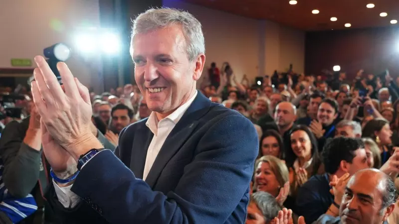 El candidato del PP a la Xunta, Alfonso Rueda, celebra la victoria electoral en Santiago de Compostela, a 18 de febrero de 2024.