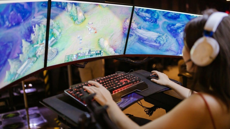Mujer jugando frente a un ordenador