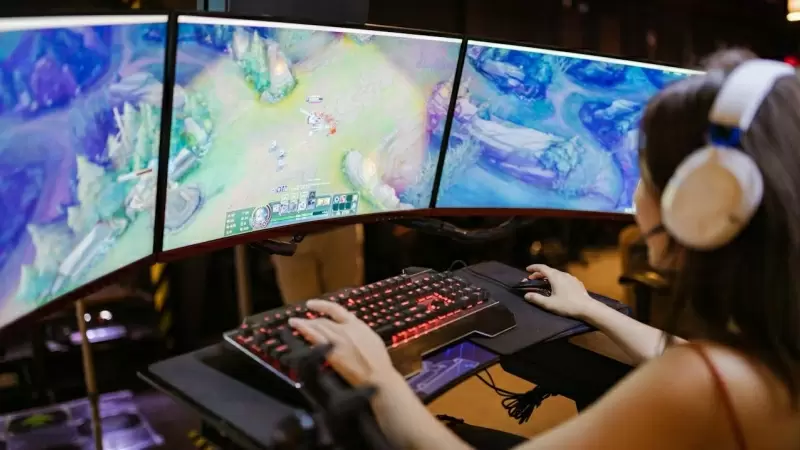 Mujer jugando frente a un ordenador