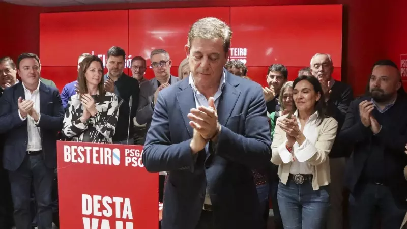 El candidato a la presidencia de la Xunta de Galicia José Ramón Gómez Besteiro, durante su comparecencia tras conocer los resultados de las elecciones autonómicas gallegas, este domingo en Santiago de Compostela.