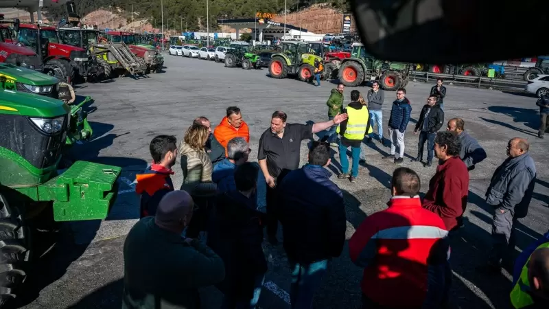 Junqueras conversa amb alguns dels pagesos que van participar en la tractorada cap a Barcelona, durant la concentració al Bruc.