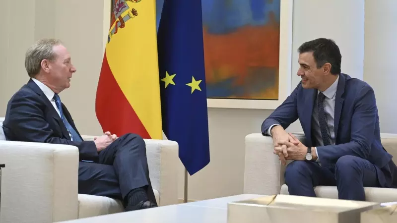 Brad Smith y Pedro Sánchez reunidos en La Moncloa, a 19 de febrero de 2024.