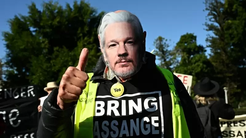 19/02/2024 Participante de una protesta contra la extradición de Julian Assange celebrada en Sydney (Australia) el pasado mes de mayo.