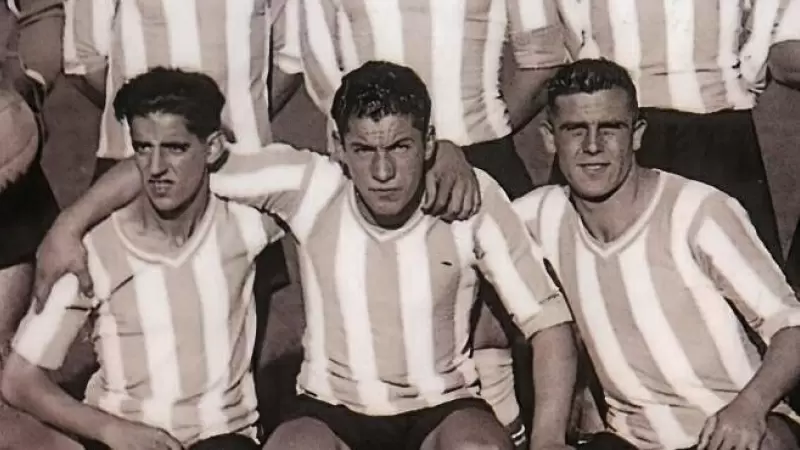 Bebel, entre los futbolistas Cela y Diz, durante un partido del Deportivo en 1933.