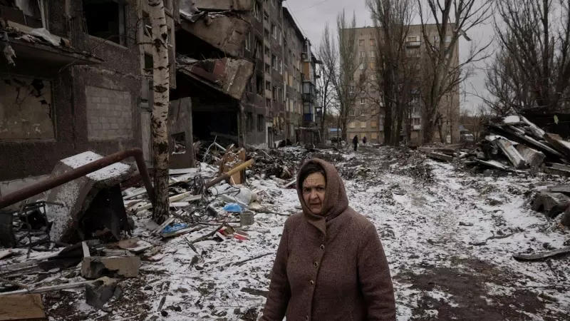 Una mujer pasa por bloques de apartamentos destruidos por los misiles rusos, en Selydove, cerca de Avdivka (Ucrania). REUTERS/Thomas Peter