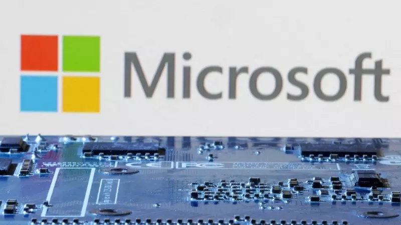 Ilustración con el logo de Microsoft junto a una placa base de una  computadora. REUTERS/Dado Ruvic/Illustration